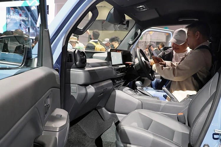 Cần số xe dạng cơ bắp cùng loạt nút chức năng cho off-road được bố trí rõ ràng, nhấn mạnh khả năng vận hành địa hình của mẫu xe. Dù chưa công bố chi tiết, Toyota xác nhận Land Cruiser FJ sẽ được trang bị gói an toàn chủ động Toyota Safety Sense, bao gồm các hệ thống hỗ trợ người lái tiên tiến nhất.