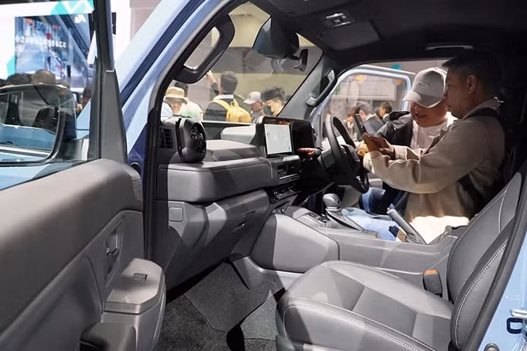 Cần số xe dạng cơ bắp cùng loạt nút chức năng cho off-road được bố trí rõ ràng, nhấn mạnh khả năng vận hành địa hình của mẫu xe. Dù chưa công bố chi tiết, Toyota xác nhận Land Cruiser FJ sẽ được trang bị gói an toàn chủ động Toyota Safety Sense, bao gồm các hệ thống hỗ trợ người lái tiên tiến nhất.