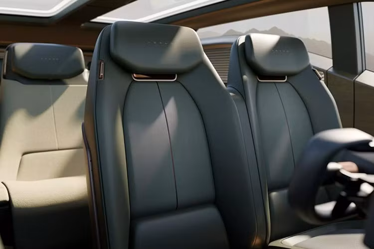 Khoang lái sử dụng vô-lăng dạng yoke, cụm đồng hồ kỹ thuật số kép và các bề mặt hiện đại, cùng cửa sổ lá sách mang lại không gian yên tĩnh.