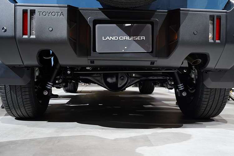 Toyota cho biết khung gầm xe đã được gia cố nhằm tăng độ cứng thân, cải thiện độ ổn định và khả năng xử lý trong nhiều điều kiện vận hành. Hãng cũng đã thực hiện nhiều bài thử nghiệm off-road thực tế để đảm bảo mẫu xe nhỏ nhất trong gia đình Land Cruiser vẫn giữ được phẩm chất "địa hình" đáng tin cậy.