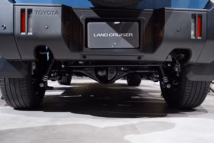 Toyota cho biết khung gầm xe đã được gia cố nhằm tăng độ cứng thân, cải thiện độ ổn định và khả năng xử lý trong nhiều điều kiện vận hành. Hãng cũng đã thực hiện nhiều bài thử nghiệm off-road thực tế để đảm bảo mẫu xe nhỏ nhất trong gia đình Land Cruiser vẫn giữ được phẩm chất "địa hình" đáng tin cậy.
