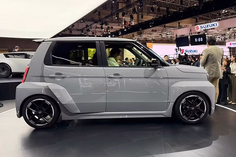 Honda Super-ONE Prototype được định hình theo triết lý thiết kế “e: dash booster” – biến mỗi chuyến đi thường nhật thành một trải nghiệm lái xe đầy phấn khích. Tên gọi “Super-ONE” mang ý nghĩa là mẫu xe “one and only” – độc nhất vô nhị – đại diện cho bước tiến vượt giới hạn của một mẫu BEV (xe điện chạy pin) truyền thống.