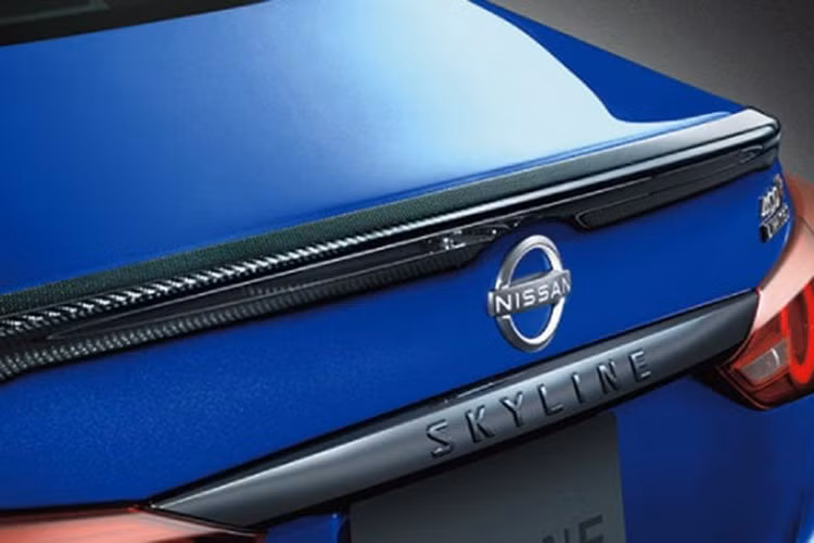 Cụ thể, xe được trang bị bộ mâm 19 inch bằng nhôm thiết kế mới, đi cùng lốp thể thao Dunlop SP Sport Maxx GT 600 kích thước 245/40 phía trước và 265/35 phía sau, giúp tăng độ bám đường.