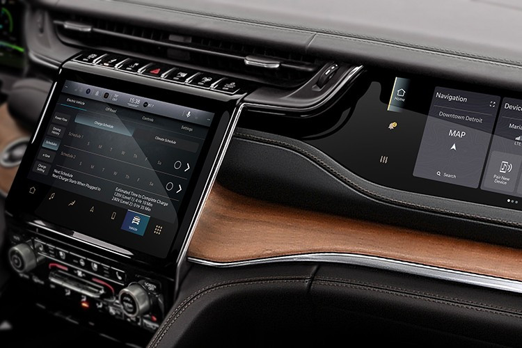 Dải phiên bản của Grand Cherokee 2026 được rút gọn từ 5 còn 3 cấu hình chính: Laredo, Limited và Summit. Động cơ V6 Pentastar 3.6L quen thuộc vẫn được trang bị tiêu chuẩn trên bản Laredo, các phiên bản Laredo Altitude trở lên sẽ có tùy chọn động cơ Hurricane 4 Turbo mới.