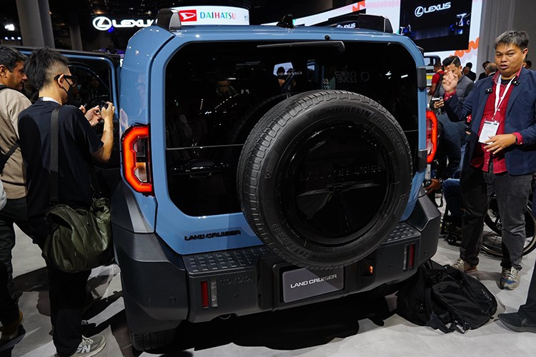 Một chi tiết thú vị là Toyota trang bị cho FJ các cản trước và sau có thể tháo rời, giúp dễ dàng thay thế khi hư hỏng và tiết kiệm chi phí sửa chữa. Hãng cũng gợi mở nhiều tùy chọn phụ kiện địa hình như ống thở, bậc lên xuống, baga mui ARB và tấm treo phụ kiện MOLLE ở cốp sau, cho thấy định hướng cá nhân hóa rõ rệt.