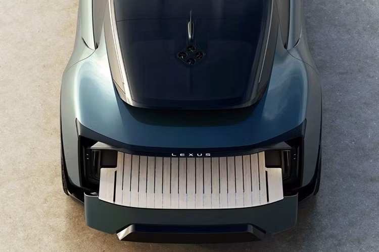 Bên cạnh đó, Lexus còn giới thiệu hai mẫu concept khác là ls coupe concept và ls micro concept. s coupe concept mang kiểu dáng crossover lai coupe 4 cửa, với thiết kế thể thao và cửa sau mở kiểu “suicide doors”.