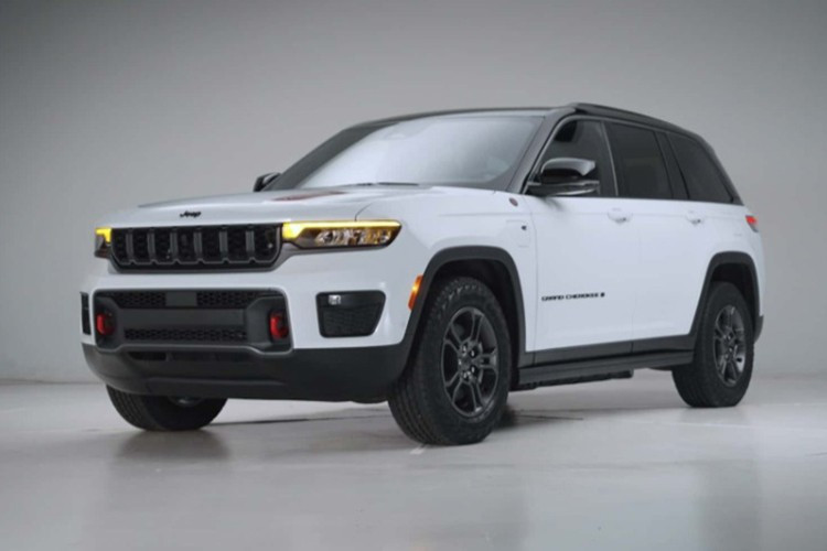 Công nghệ TJI được xem là “bí quyết” đằng sau những cải thiện ấn tượng này. Cụ thể, hệ thống sử dụng một buồng đốt phụ nhỏ dạng “cốc” nằm phía trên mỗi xi-lanh, nơi diễn ra quá trình đánh lửa đầu tiên. Ngọn lửa sau đó lan nhanh vào buồng đốt chính, giúp nhiên liệu cháy triệt để hơn, tạo ra công suất lớn hơn mà vẫn giảm được lượng nhiên liệu tiêu thụ.