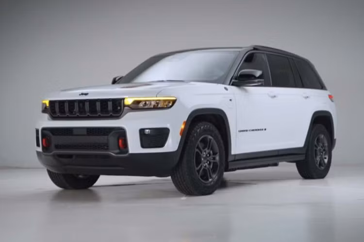 Công nghệ TJI được xem là “bí quyết” đằng sau những cải thiện ấn tượng này. Cụ thể, hệ thống sử dụng một buồng đốt phụ nhỏ dạng “cốc” nằm phía trên mỗi xi-lanh, nơi diễn ra quá trình đánh lửa đầu tiên. Ngọn lửa sau đó lan nhanh vào buồng đốt chính, giúp nhiên liệu cháy triệt để hơn, tạo ra công suất lớn hơn mà vẫn giảm được lượng nhiên liệu tiêu thụ.