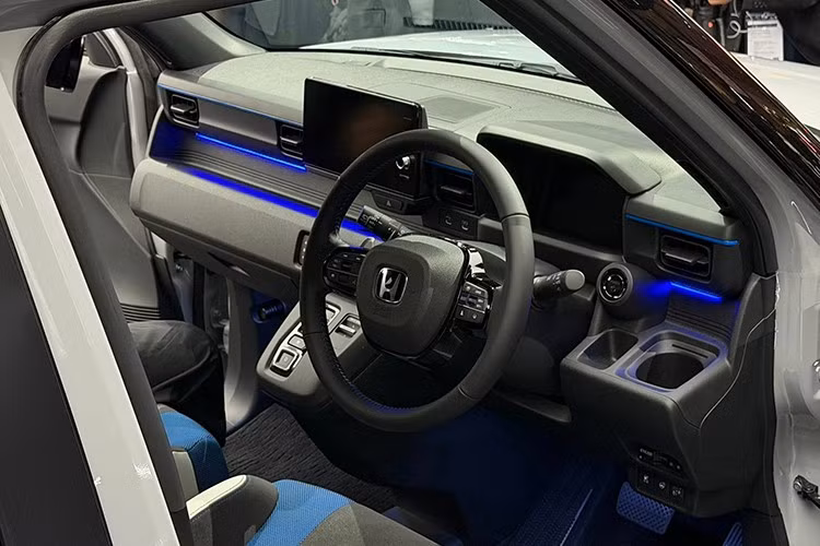 Super-ONE Prototype đã được thử nghiệm vận hành thực tế tại nhiều quốc gia như Nhật Bản, Anh Quốc và một số nước châu Á, nhằm tinh chỉnh khả năng xử lý, độ ổn định và độ êm ái khi di chuyển. Đáng chú ý, mẫu xe cũng từng tham gia biểu diễn leo đồi (hill climb) tại Goodwood Festival of Speed 2025, cho thấy tiềm năng vận hành đầy hứa hẹn.