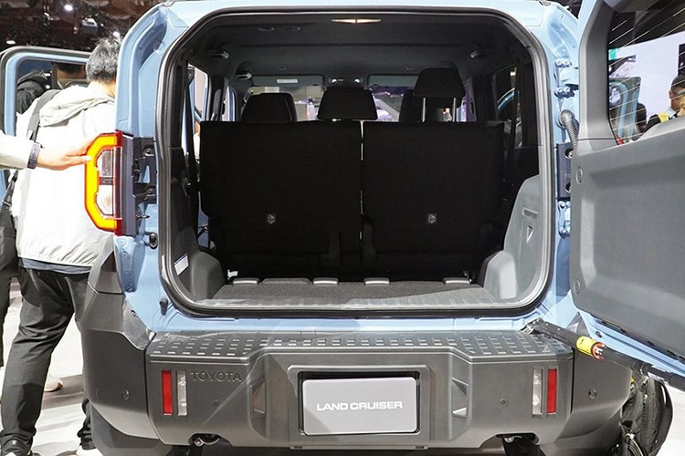 Cung cấp sức mạnh cho FJ là động cơ xăng 2.7L 4 xi-lanh mã 2TR-FE, cho công suất 161 mã lực và mô-men xoắn cực đại 246 Nm, đi kèm hộp số tự động 6 cấp và hệ dẫn động 4 bánh bán thời gian. Đây là loại động cơ vốn quen thuộc với thị trường Đông Nam Á, từng được sử dụng trên Hilux và Fortuner.