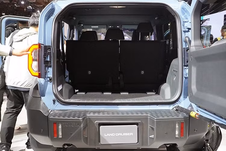 Cung cấp sức mạnh cho FJ là động cơ xăng 2.7L 4 xi-lanh mã 2TR-FE, cho công suất 161 mã lực và mô-men xoắn cực đại 246 Nm, đi kèm hộp số tự động 6 cấp và hệ dẫn động 4 bánh bán thời gian. Đây là loại động cơ vốn quen thuộc với thị trường Đông Nam Á, từng được sử dụng trên Hilux và Fortuner.