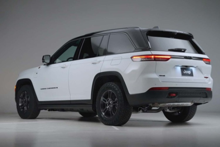 Tỷ số nén 12:1 cho phép động cơ vận hành tối ưu ngay cả khi sử dụng nhiên liệu RON 87 (xăng thường), giúp chi phí vận hành hợp lý hơn. Theo Jeep, 90% mô-men xoắn cực đại được duy trì trong dải tua từ 2.600 đến 5.600 vòng/phút và đạt 100% từ 3.000 đến 4.500 vòng/phút, hứa hẹn khả năng tăng tốc mượt mà và mạnh mẽ.