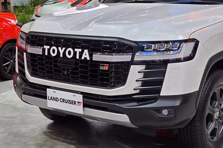 Mâm xe 6 chấu sơn đen, gương chiếu hậu cùng tay nắm cửa đồng màu thân xe tạo nên tổng thể liền mạch, mang lại cảm giác cứng cáp của một mẫu SUV thuần địa hình.