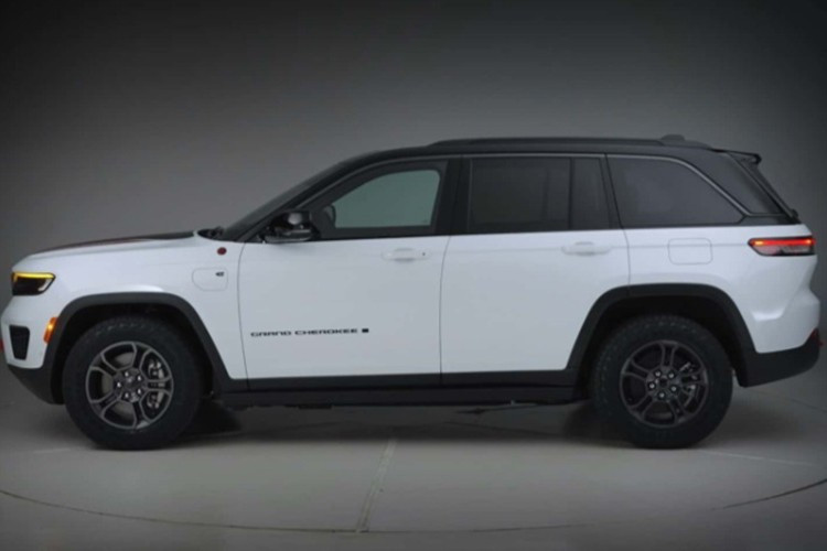 Động cơ Hurricane 4 Turbo được chế tạo với các vật liệu nhẹ như nhôm cho khối động cơ, nắp thời gian và cácte dầu. Ngoài ra, nó kết hợp cả hai công nghệ phun nhiên liệu trực tiếp và phun gián tiếp, đi kèm hai bugi đánh lửa cho mỗi xi-lanh và bộ tăng áp biến thiên (Variable Geometry Turbocharger) có thể tạo áp suất nạp tối đa tới 35 psi.