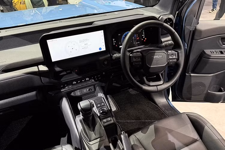 Không gian bên trong cabin tiếp tục mang phong cách tối giản nhưng quen thuộc của Toyota, tập trung vào tính thực dụng với vật liệu nhựa cứng, vô-lăng lớn, bảng đồng hồ kỹ thuật số, màn hình giải trí trung tâm cỡ lớn và cụm điều khiển điều hòa riêng biệt.