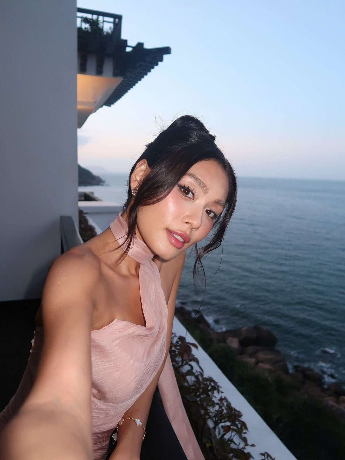 Về nhan sắc, Thảo Nhi Lê ghi điểm với làn da nâu khỏe khoắn đặc trưng – “thương hiệu” làm nên sức hút rất riêng của cô.