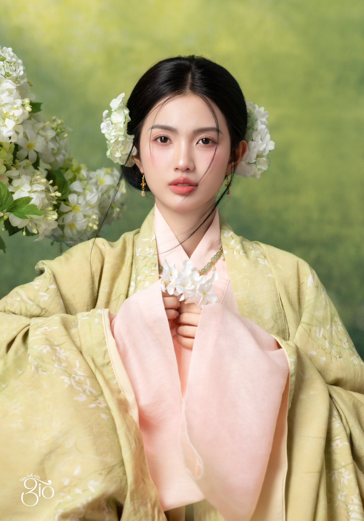 Bên cạnh công việc trên bầu trời, Gabriella Bùi còn được biết đến như một gương mặt có sức ảnh hưởng trên mạng xã hội nhờ phong cách sống tích cực, hình ảnh chỉn chu và gu thẩm mỹ tinh tế.