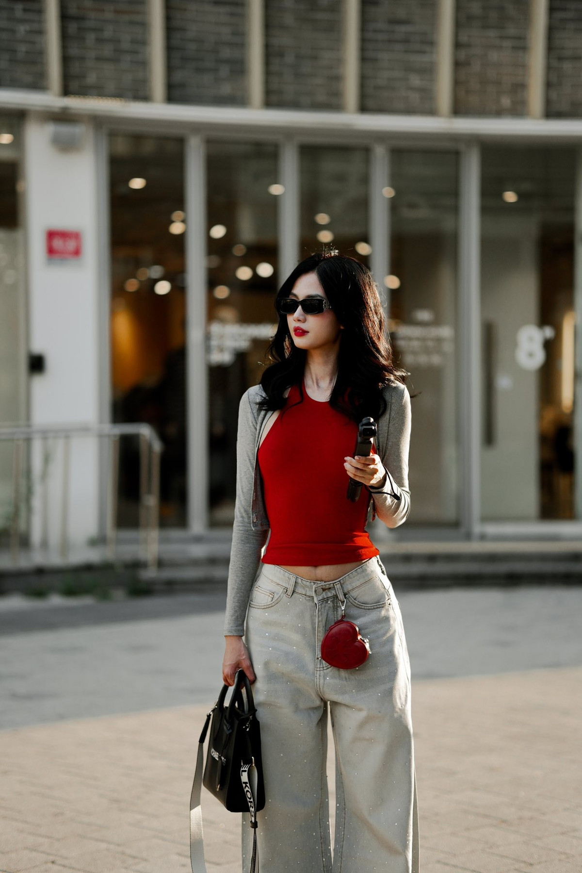 Trên trang cá nhân Instagram Instagram @gabriella.bui, cô thường xuyên chia sẻ những khoảnh khắc đời thường, hành trình du lịch qua nhiều quốc gia cũng như hình ảnh trong tà áo dài và các thiết kế mang cảm hứng truyền thống. Nhờ vậy, Gabriella Bùi xây dựng được hình ảnh một người phụ nữ hiện đại nhưng vẫn trân trọng giá trị văn hóa dân tộc.