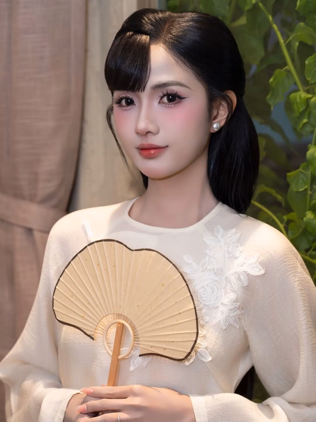 Xuất hiện tại một sự kiện ra mắt phim mới đây, nữ tiếp viên hàng không Bùi Quốc Quỳnh Anh – thường được biết đến với tên gọi Gabriella Bùi – thu hút mọi ánh nhìn khi diện áo dài truyền thống với phong thái thanh lịch, nền nã. Hình ảnh của cô nhanh chóng nhận được nhiều lời khen ngợi từ cộng đồng mạng, tiếp tục khẳng định sức hút của một gương mặt quen thuộc trong giới yêu thích Việt phục.