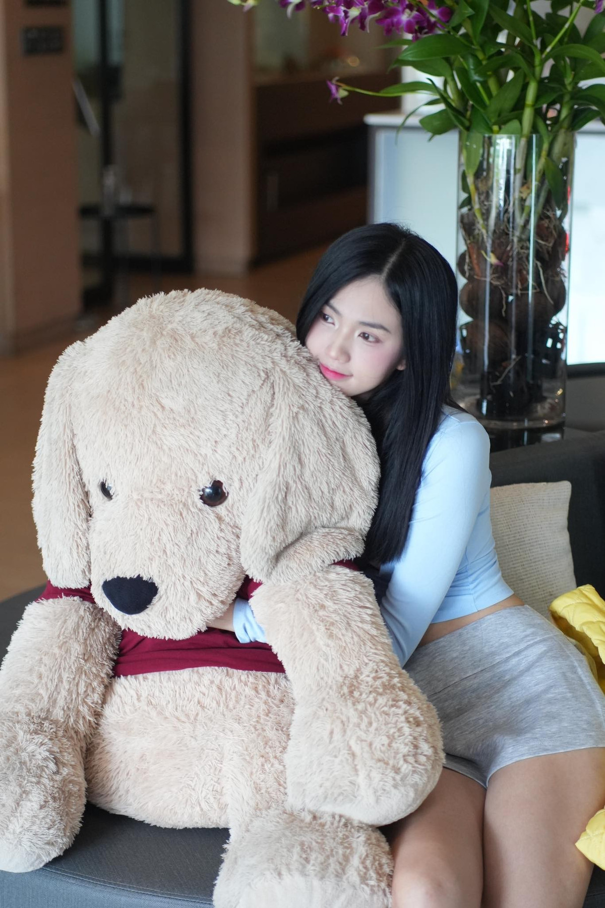 Không phải là gương mặt xa lạ với cộng đồng mạng, Gabriella Bùi tên thật là Bùi Quốc Quỳnh Anh, sinh năm 1992. Cô hiện là nữ tiếp viên hàng không với gần 10 năm kinh nghiệm làm việc tại hãng Vietjet Air.