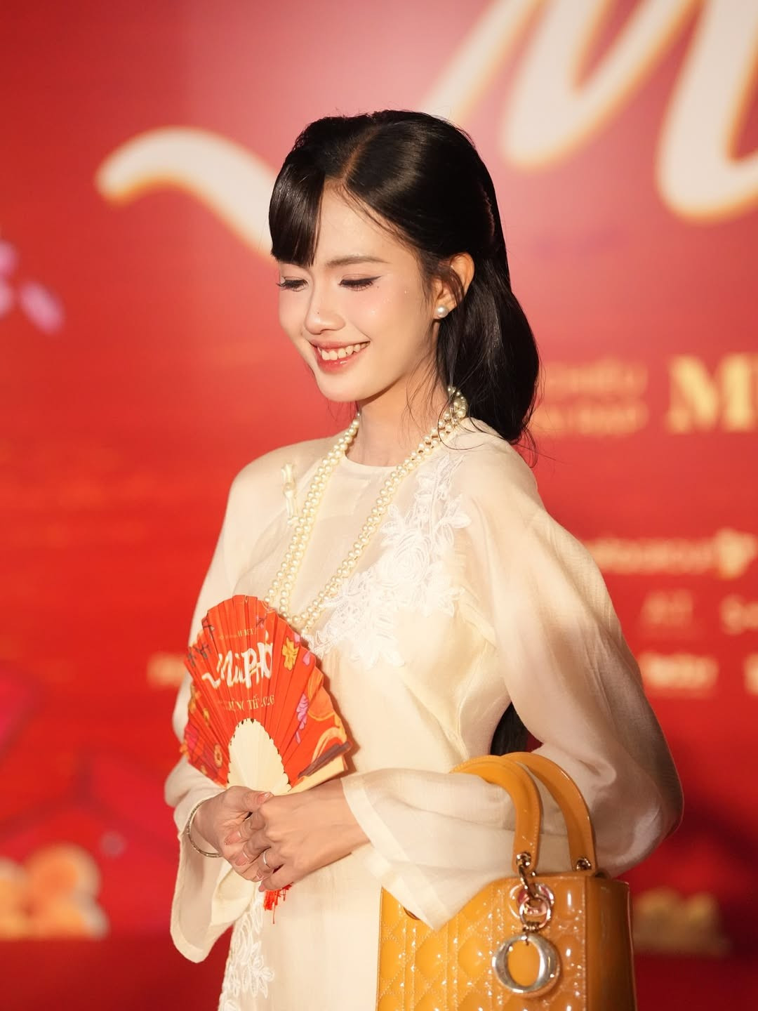 Khoảnh khắc Gabriella Bùi mỉm cười rạng rỡ, tay khẽ nâng quạt trước ngực giữa không gian sự kiện đã nhanh chóng được chia sẻ rộng rãi trên mạng xã hội. Nhiều khán giả dành lời khen cho hình ảnh “đậm chất Việt Nam” nhưng vẫn rất thời thượng của cô, cho rằng đây là một trong những màn xuất hiện ấn tượng tại thảm đỏ lần này.