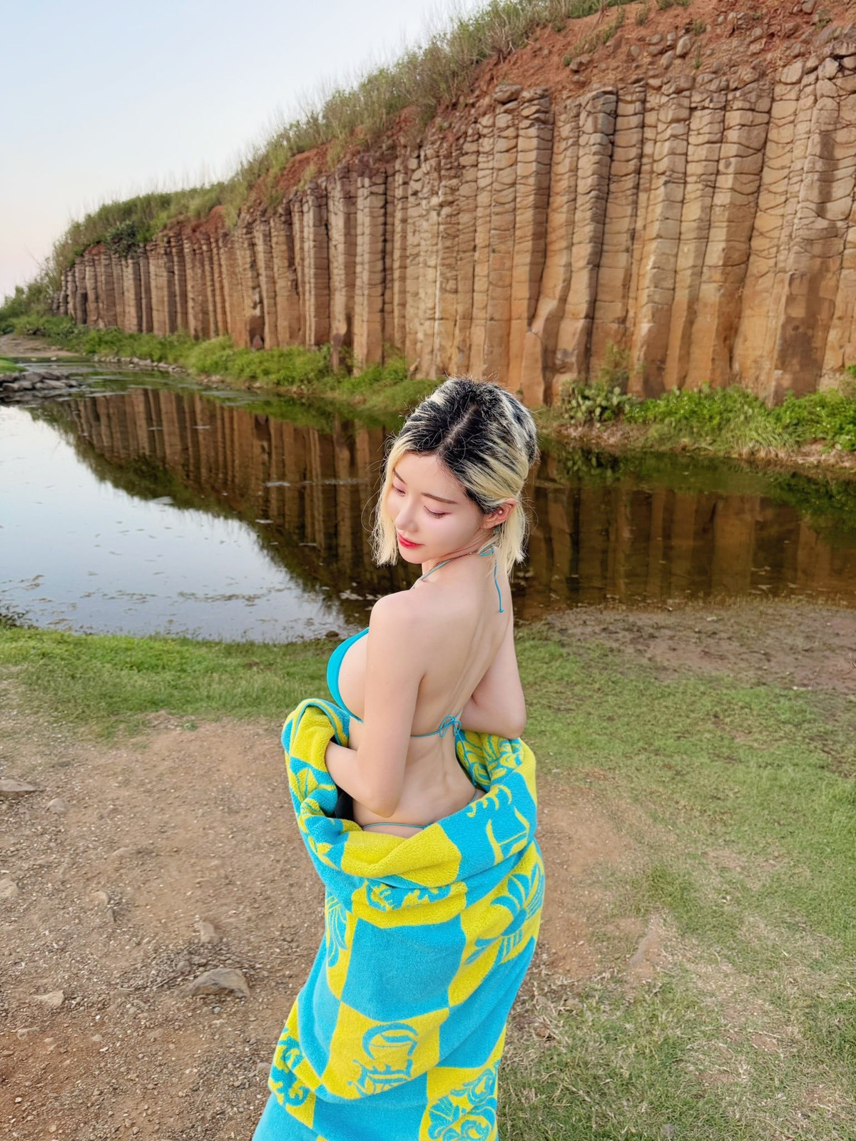 Dường như không cần những pose quá phức tạp, DJ Soda chỉ đơn giản thả lỏng cơ thể, tương tác nhẹ nhàng với không gian xung quanh nhưng vẫn tạo nên sức hút rất riêng.