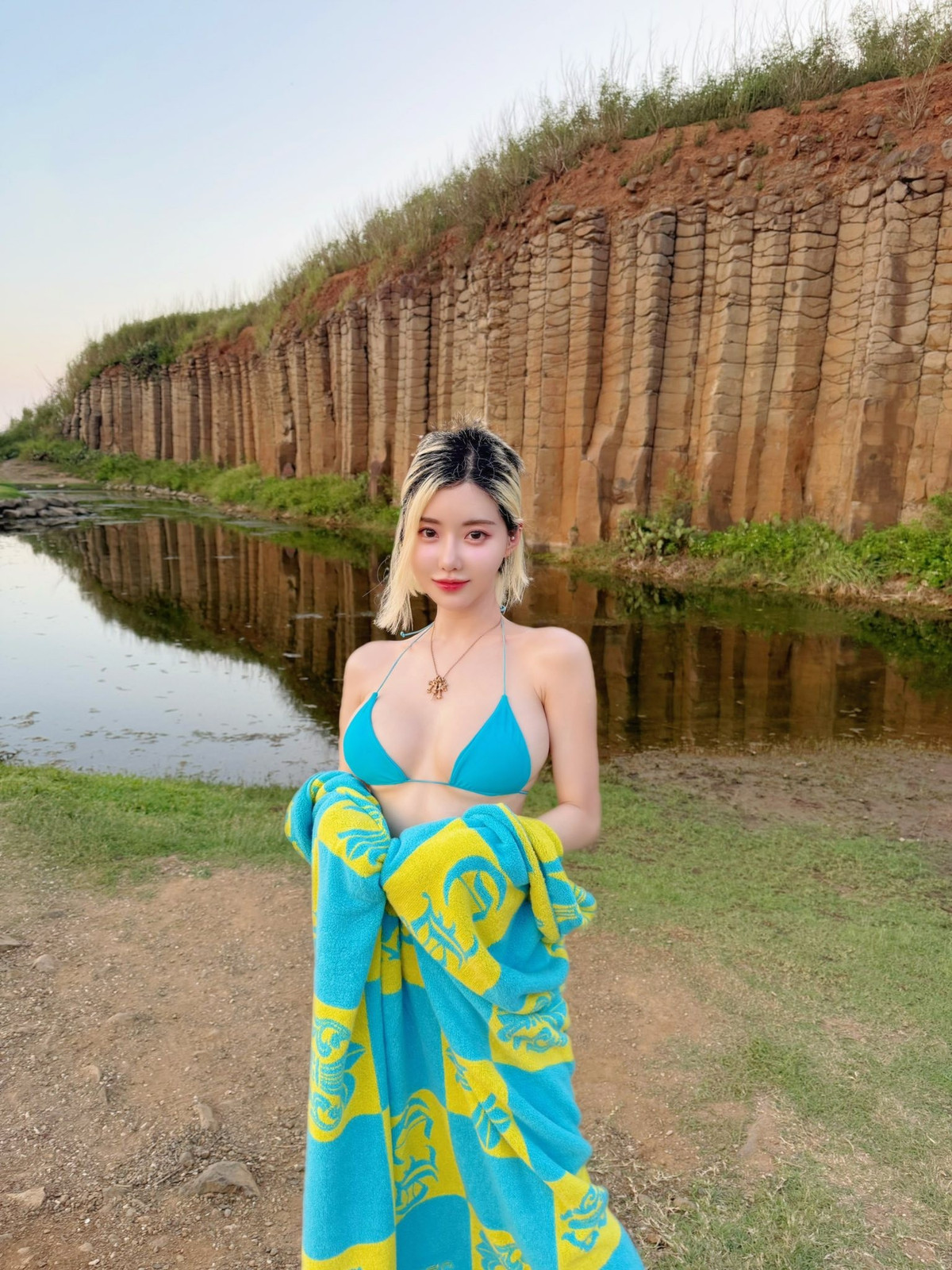 Trong từng khung hình, DJ Soda lựa chọn trang phục bikini tối giản, tôn lên những đường cong khỏe khoắn và làn da sáng mịn. Chính sự tự nhiên, không cầu kỳ đã khiến người xem cảm nhận được năng lượng tích cực, thay vì chỉ tập trung vào yếu tố gợi cảm đơn thuần.