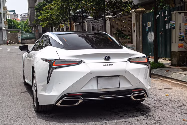 LC 500 được trang bị động cơ V6 dung tích 3.5 lít kết hợp mô-tơ điện sử dụng pin lithium-ion. Khối động cơ này có khả năng sản sinh mức công suất tối đa 354 mã lực, từ đây giúp xe có thể tăng tốc từ 0 - 100 km/h trong khoảng 4,8 giây và đạt tốc độ tối đa lên tới 250 km/h. Xe tổng cộng 6 chế độ lái gồm Eco, Comfort, Normal, Custom, Sport và Sport +.