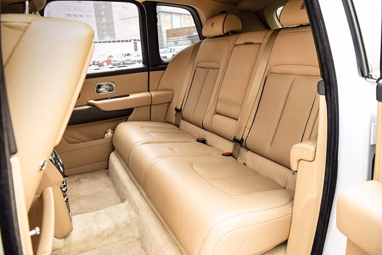 Rolls-Royce Cullinan đi kèm cốp sau cực rộng, cửa cốp được chỉnh điện bằng một nút bấm trên chìa khóa thông minh. Thể tích khoang chứa hành lý là 560 lít hoặc 1.930 lít nếu gập hàng ghế sau xuống.