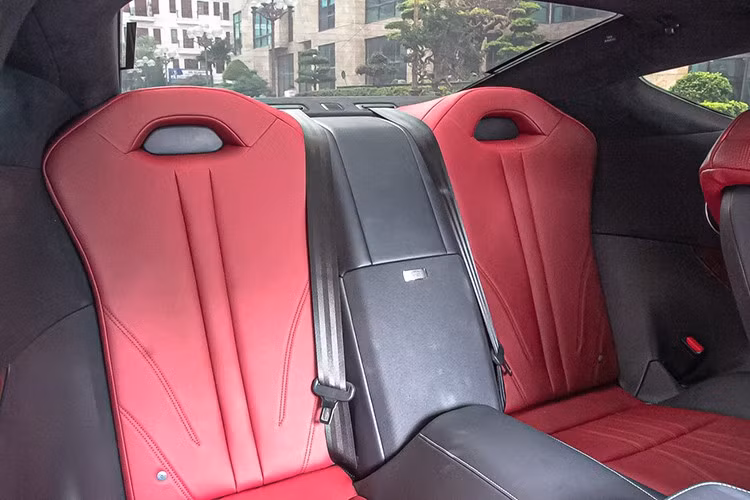 Cấu hình khoang nội thất của xe là 2+2, hàng ghế sau dù nhỏ nhưng vẫn có đủ không gian ngồi cho hai người lớn. Chiếc xe sở hữu thiết kế bảng điều khiển khá tối giản và hiện đại, bắt mắt và chắc chắn sẽ rất khó để có thể “lỗi thời”.