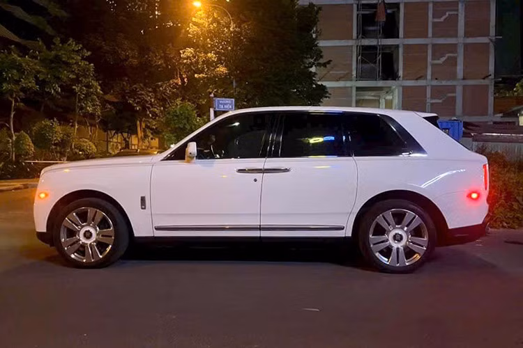 Trái tim" của SUV siêu sang Rolls-Royce Cullinan đang được chào bán hơn 11 tỷ đồng chính là khối động cơ V12, tăng áp kép, dung tích 6.75 lít, sản sinh công suất tối đa 563 mã lực và mô-men xoắn cực đại 850 Nm tại vòng tua máy 1.600 vòng/phút.