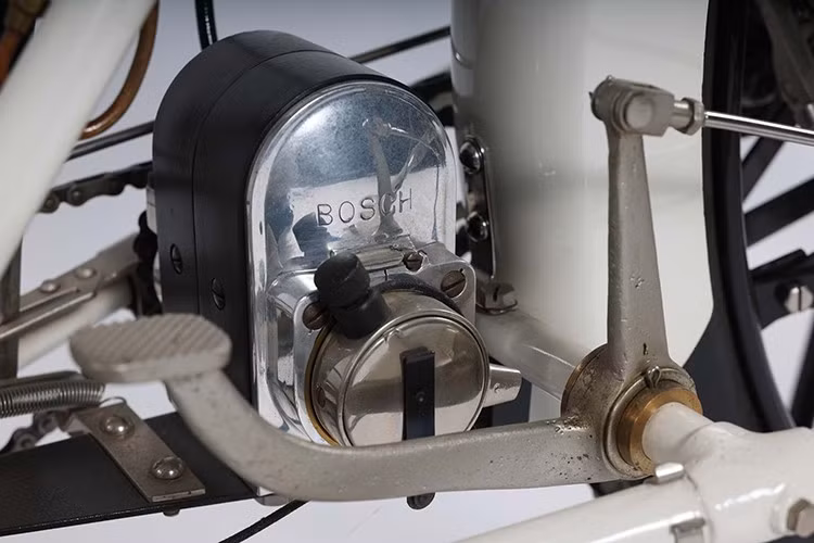 Động cơ hướng tâm đặc biệt này có dung tích 873 phân khối và công suất khoảng 10 mã lực. Xe dùng hộp số hai cấp, hệ thống đánh lửa từ Bosch và hệ thống khởi động bàn đạp được liên kết với động cơ bằng bộ truyền động xích.