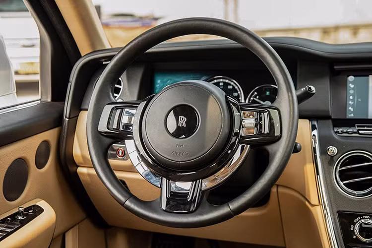 Như vậy ở hàng ghế sau sẽ chỉ có 2 ghế ngồi kiểu độc lập và thương gia được tách riêng bằng cụm điều khiển trung tâm cỡ lớn ở giữa, tích hợp tủ chứa chai đựng rượu, ly whisky, ly cao uống champagne và ngăn lạnh.