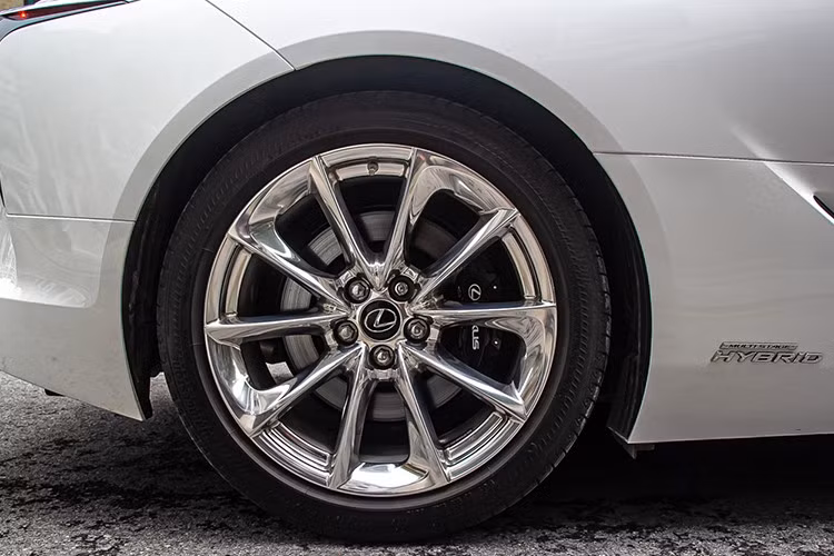 Lexus LC 500 có chiều dài lên đến 4.760 mm nhưng những đường nét thanh thoát giúp cho xe giữ được hình ảnh thon gọn. Lưới tản nhiệt hình con suối đặc trưng của Lexus, kết hợp cùng cụm đèn pha vót nhọn sắc cạnh với 3 bóng LED khá lạ mắt, tích hợp dải đèn LED chiếu sáng ban ngày hình móc câu, tạo ấn tượng mạnh mẽ.