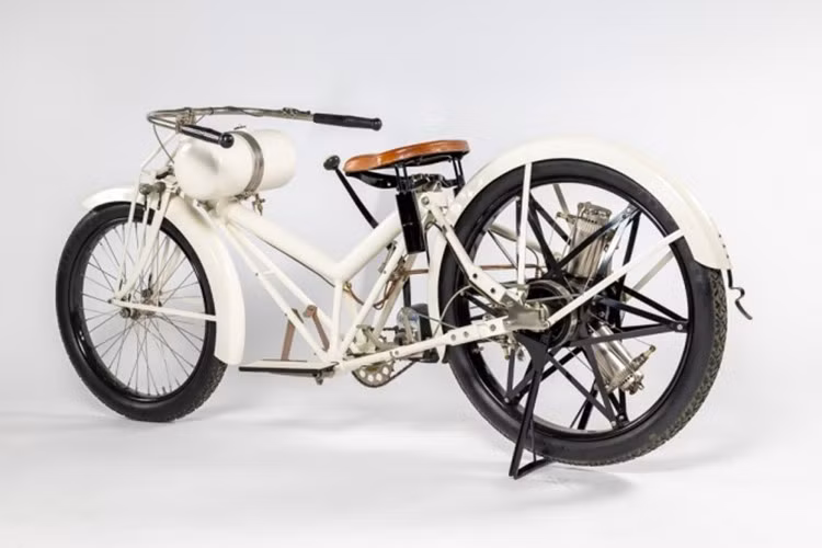 Ngoại hình của xe môtô Williams Clady là một chiếc xe đạp khung, nhưng thực tế xe đã 110 năm tuổi. Xe chạy bằng xăng với bình lớn ngay bên dưới tay lái.