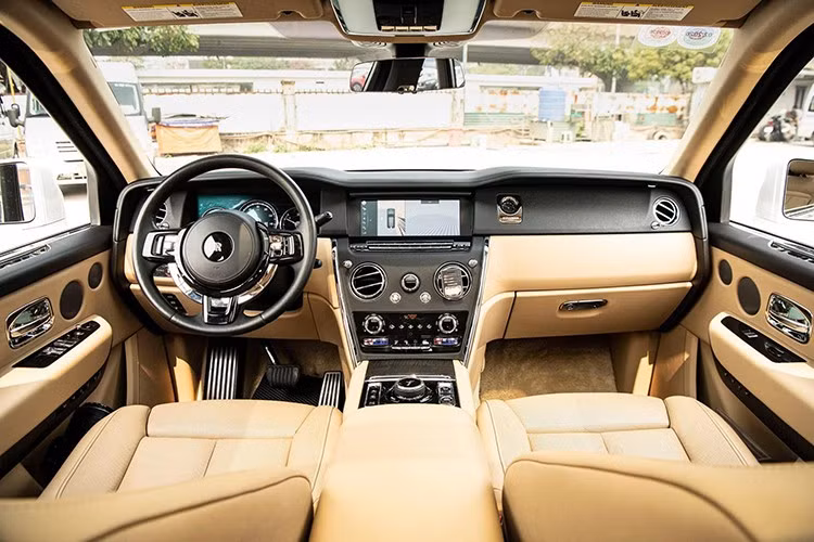 Nội thất xe Rolls-Royce Cullinan có 2 lựa chọn chính là 4 chỗ và 5 chỗ. Thông thường, các đại gia chọn cấu hình 4 chỗ ngồi trên Rolls-Royce Cullinan là Individual Seat.