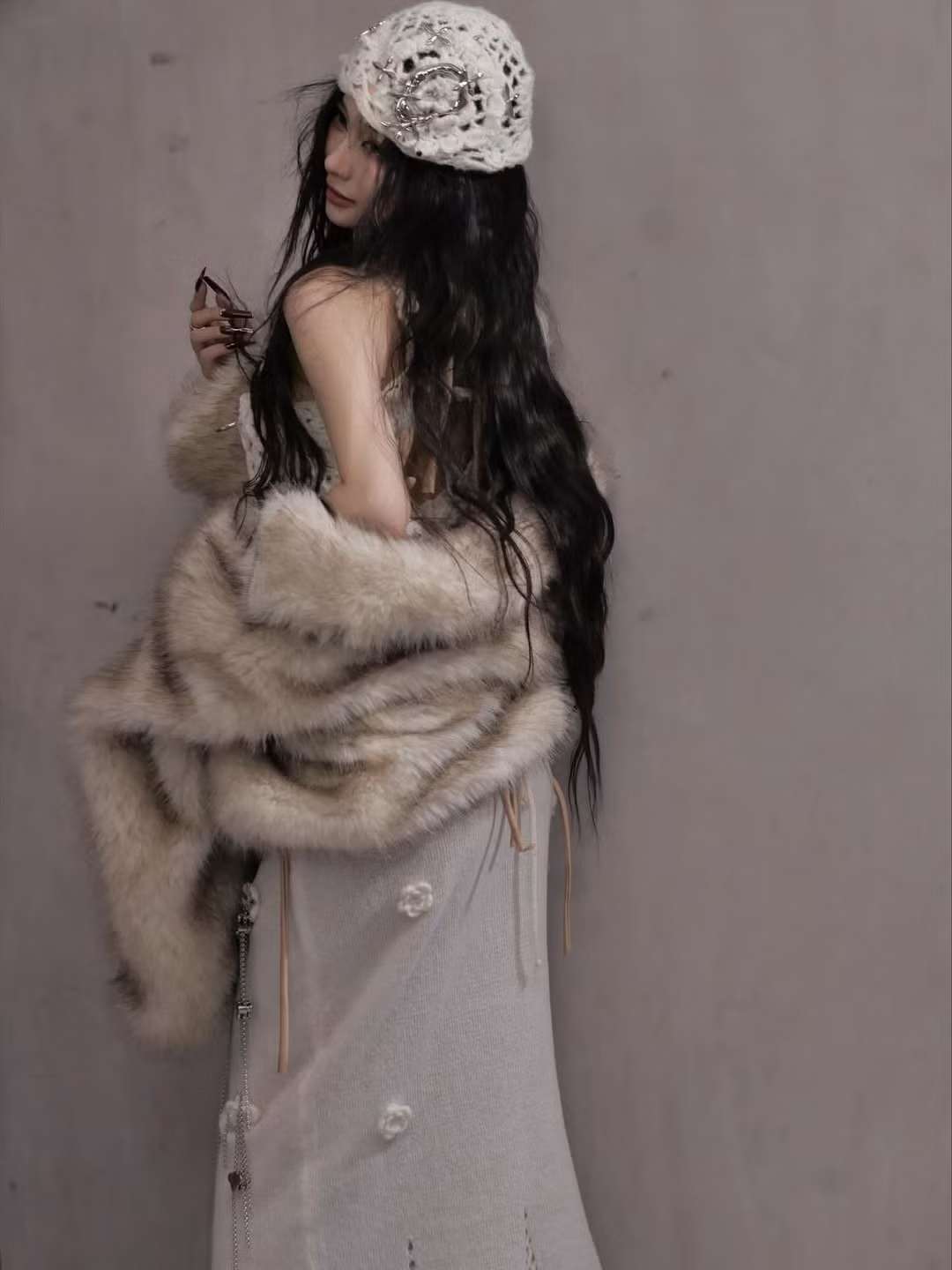 Trong bộ ảnh, Jun Vũ xuất hiện với mái tóc dài buông xõa, xoăn nhẹ theo kiểu messy tự nhiên. Làn da sáng, khuôn mặt thon cùng đôi mắt sắc nhưng vẫn phảng phất nét buồn nhẹ tạo nên tổng thể vừa mong manh vừa bí ẩn.