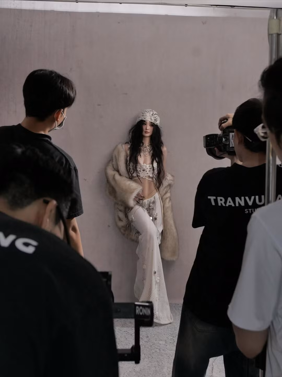 Điểm nổi bật nhất trong bộ ảnh chính là chiếc áo lông kích thước lớn, được Jun Vũ khoác hờ trên vai. Chất liệu dày, bồng và có độ bóng nhẹ khiến từng khung hình toát lên vẻ xa hoa và thời thượng.