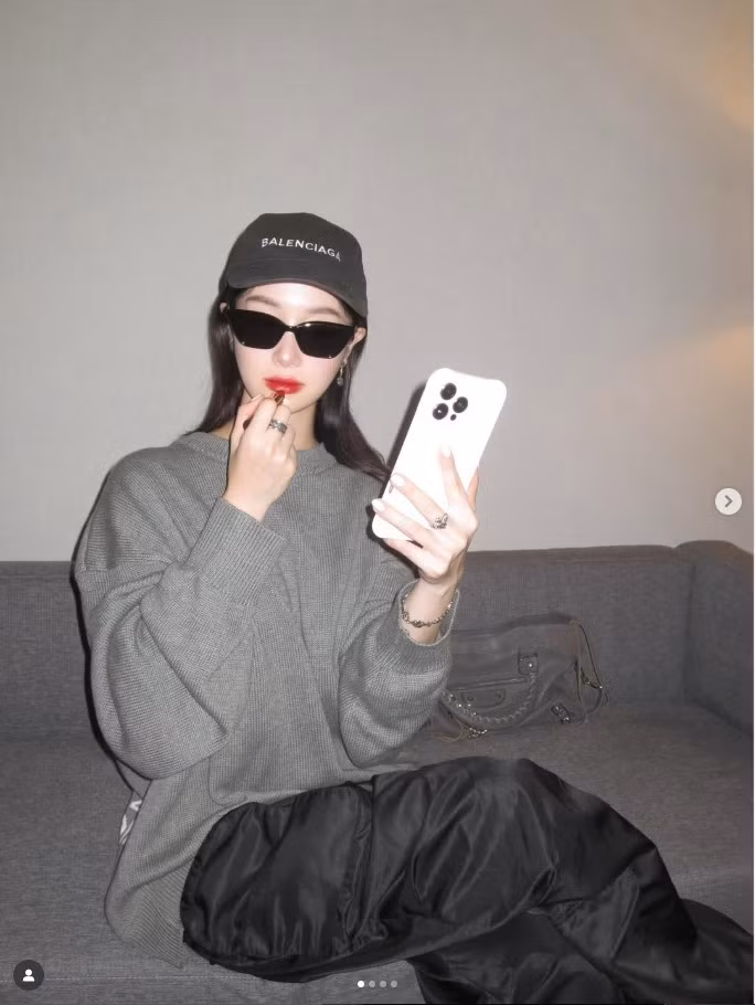 Ngay khi đăng tải, bộ ảnh nhận được hàng loạt bình luận tán thưởng. Người khen thần thái “high fashion khỏi bàn”. Người thích sự kết hợp giữa chất liệu lông sang trọng và vẻ đẹp thanh mảnh của cô. Không ít khán giả nhận xét: “Concept này sinh ra là dành cho Jun Vũ”.