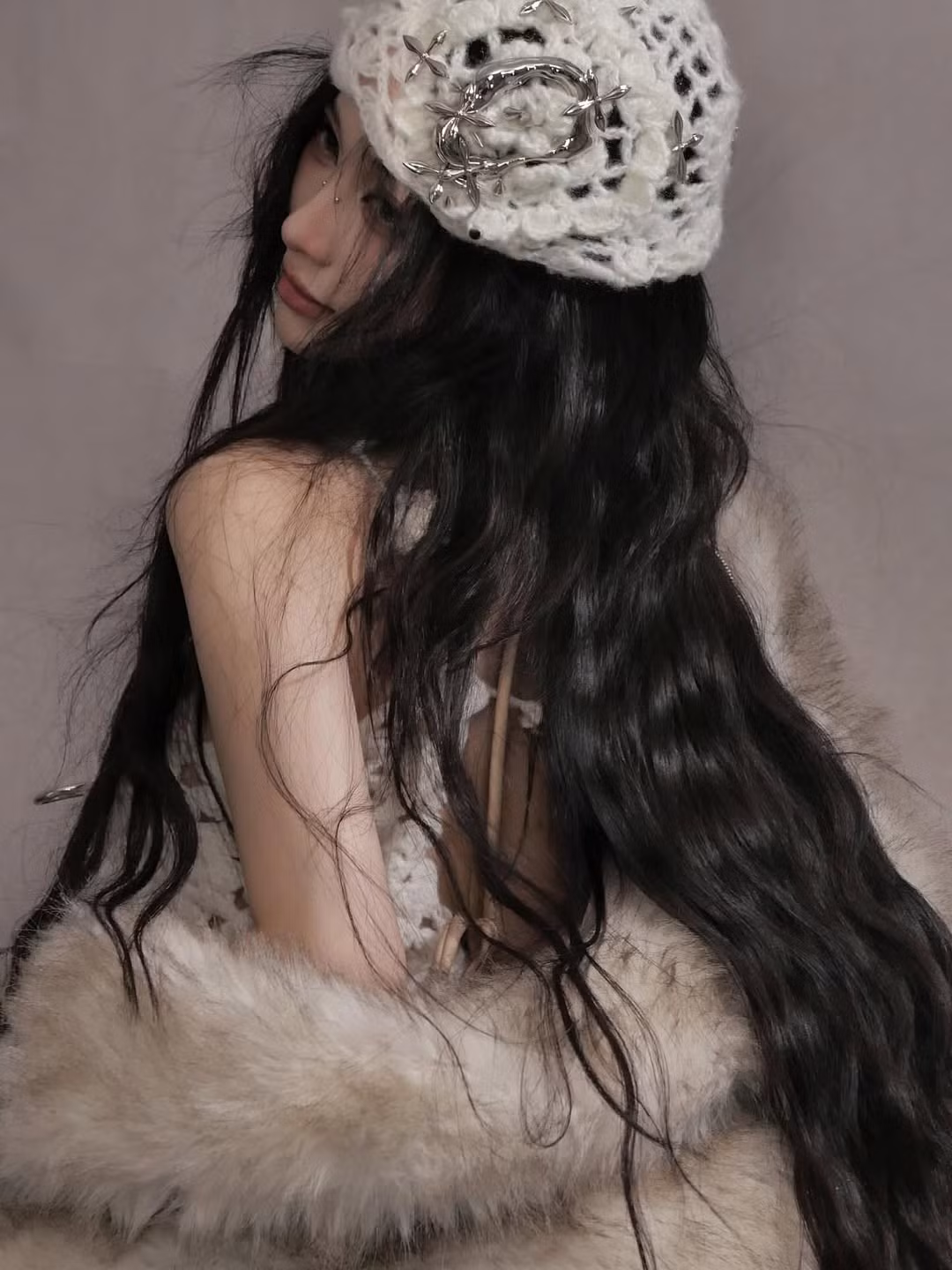 Loạt ảnh mang tinh thần high-fashion mạnh mẽ, kết hợp giữa nét mềm mại và sự sắc sảo đặc trưng, trong đó chiếc áo lông sang trọng trở thành tâm điểm của toàn bộ concept.