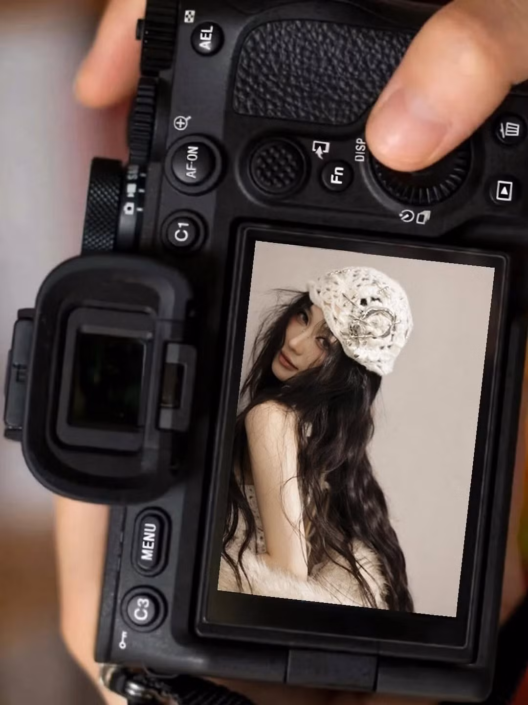 Trang điểm trong bộ ảnh được tiết chế, chú trọng vào đôi mắt và phần gò má cao, giúp tôn lên đường nét thanh tú. Đôi môi màu hồng đất dịu nhẹ tạo sự cân bằng, giúp tổng thể không quá lạnh mà vẫn rất cuốn hút.