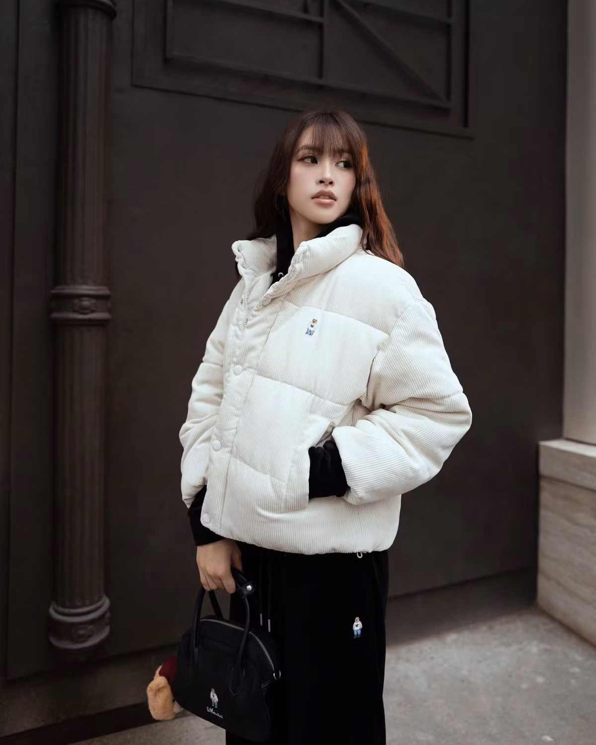 Ở từng góc ảnh, người xem dễ dàng nhận ra sự cân đối trong vóc dáng và phong thái tự tin, nét đặc trưng khiến Tiểu Vy luôn được đánh giá cao trong những bộ ảnh thời trang.
