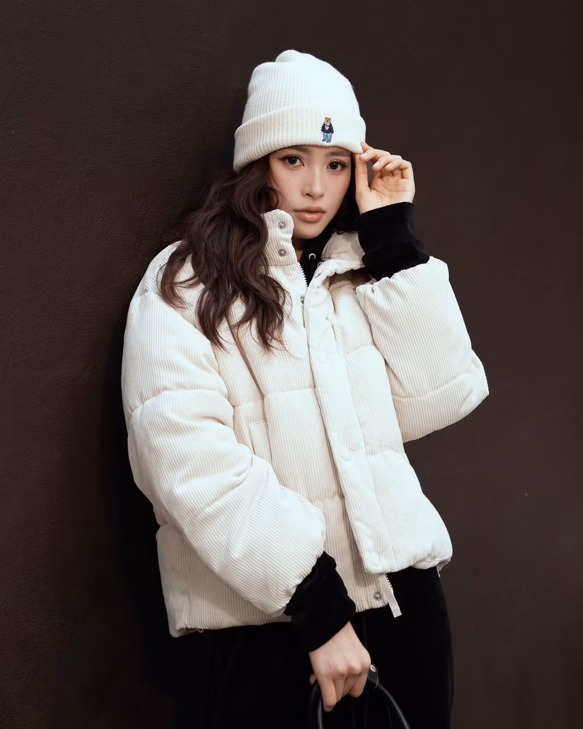 Mới đây, Hoa hậu Việt Nam 2018 Trần Tiểu Vy gây chú ý khi chia sẻ bộ ảnh ấm áp kèm trạng thái "cô bé mùa đông".