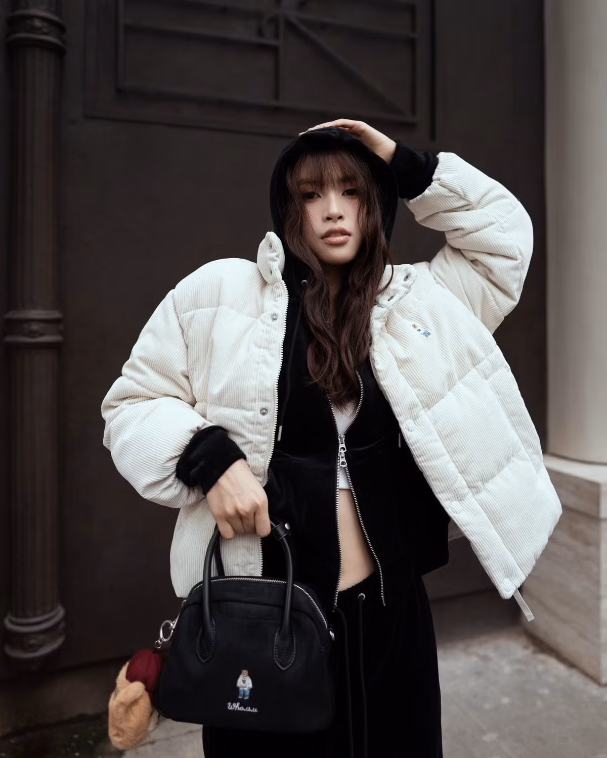 Điểm nhấn của bộ ảnh nằm ở cách nàng hậu tạo dáng: nhẹ nhàng, thư thái nhưng vẫn có sức hút mạnh mẽ.