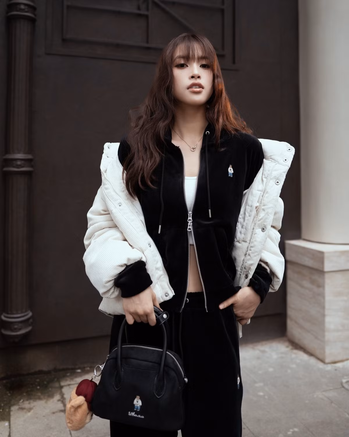 Không quá cầu kỳ trong kiểu dáng, bộ trang phục nhấn mạnh vào vẻ đẹp tự nhiên và thần thái của người mặc.