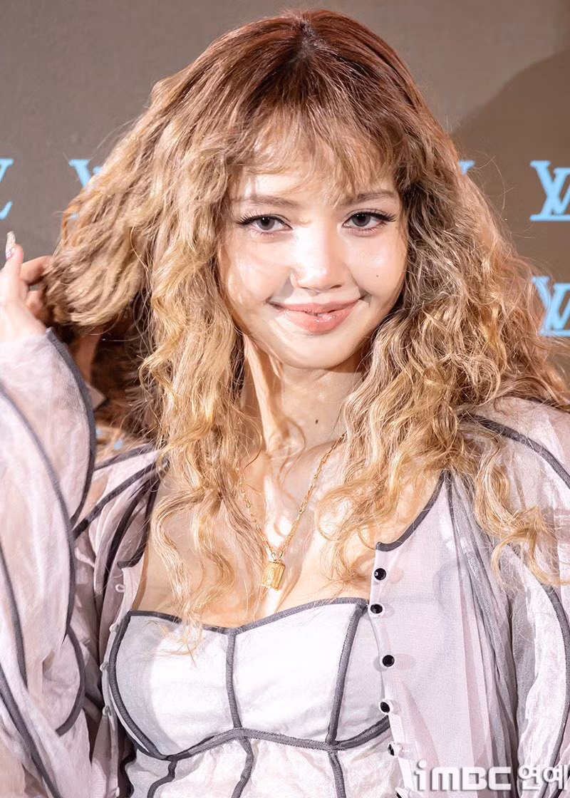 Mới đây, trong một sự kiện thời trang quốc tế, Lisa (Blackpink) tiếp tục chứng minh sức hút mạnh mẽ khi xuất hiện với phong cách hoàn toàn mới lạ.