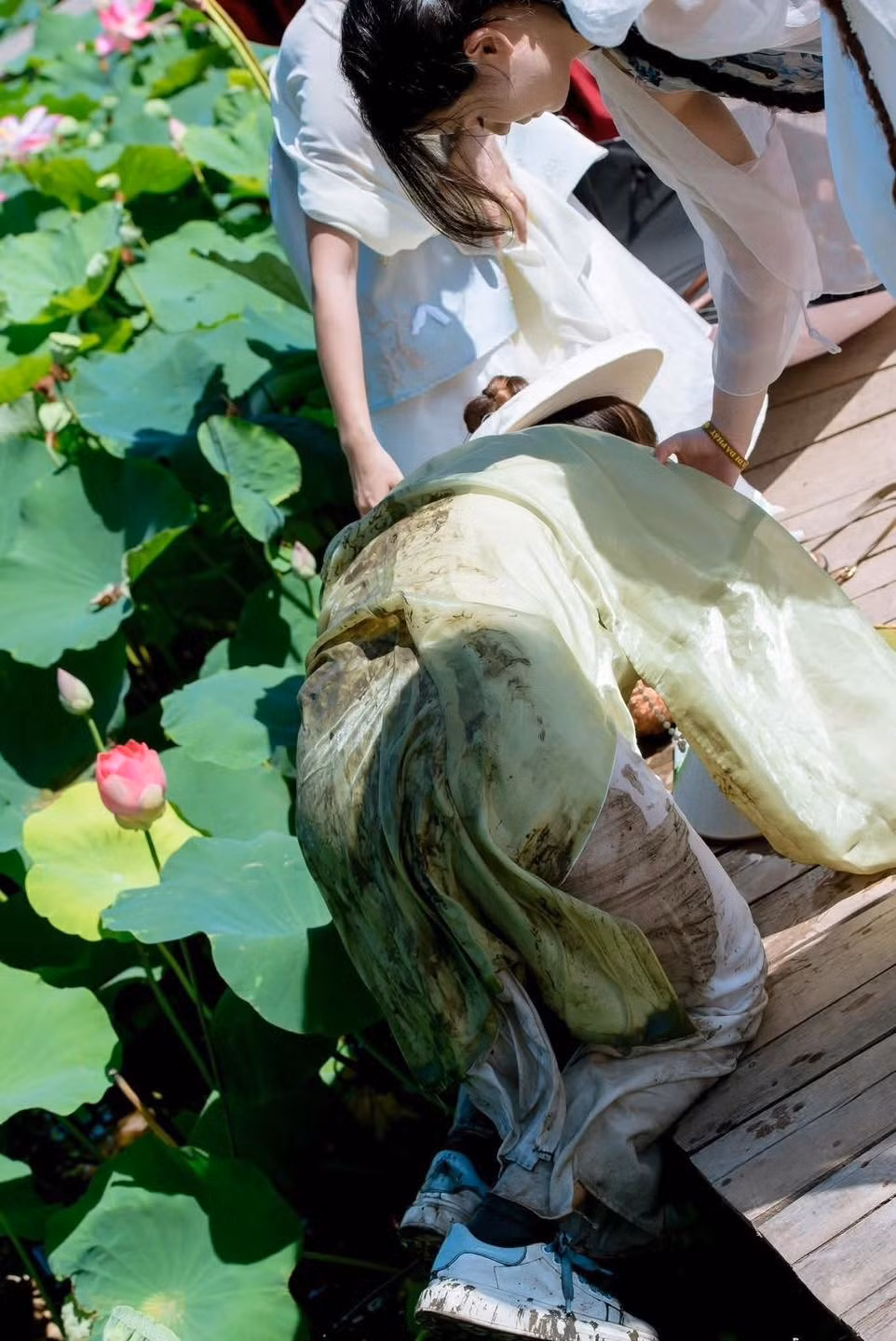 Tuy nhiên, đằng sau mỗi bức ảnh đẹp là những tai nạn của các nàng thơ khiến ai cũng vừa cười, vừa thương.