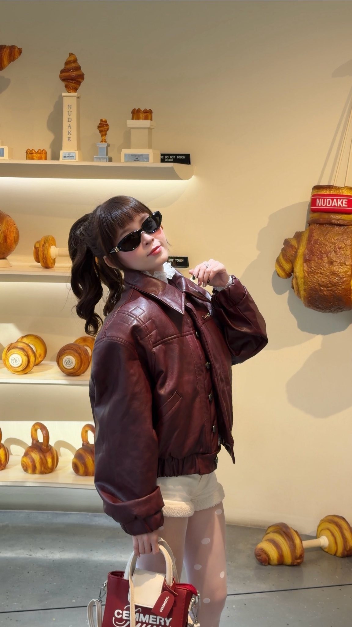 Dù không ồn ào hay chiêu trò, nữ diễn viên vẫn giữ được lượng người hâm mộ ổn định nhờ hình ảnh gần gũi, dễ mến.