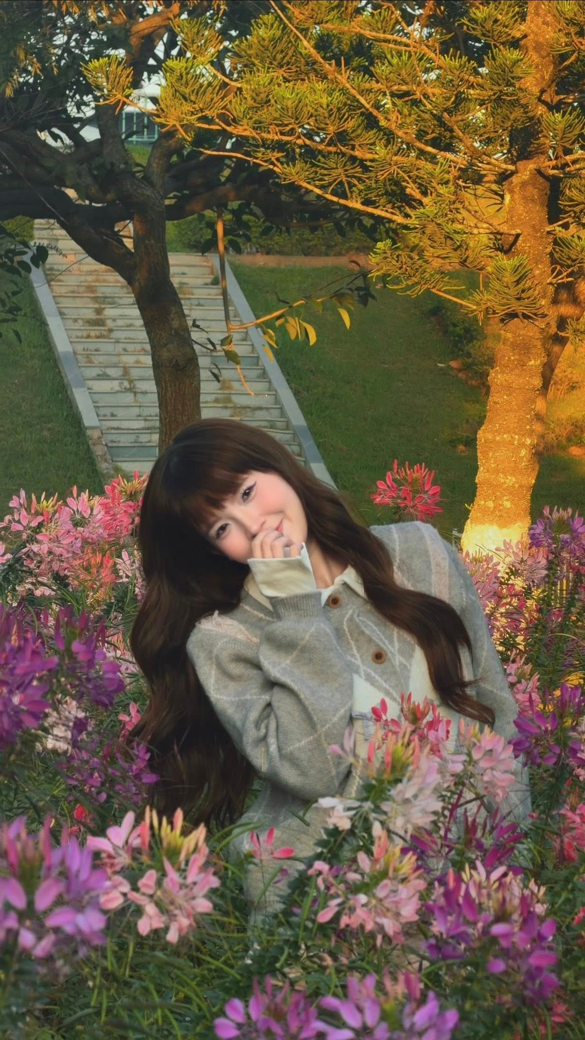 Trong loạt ảnh được chia sẻ, Thúy Kiều diện trang phục tông xám – kem tối giản, nổi bật giữa khung cảnh ngập tràn hoa lá rực rỡ.