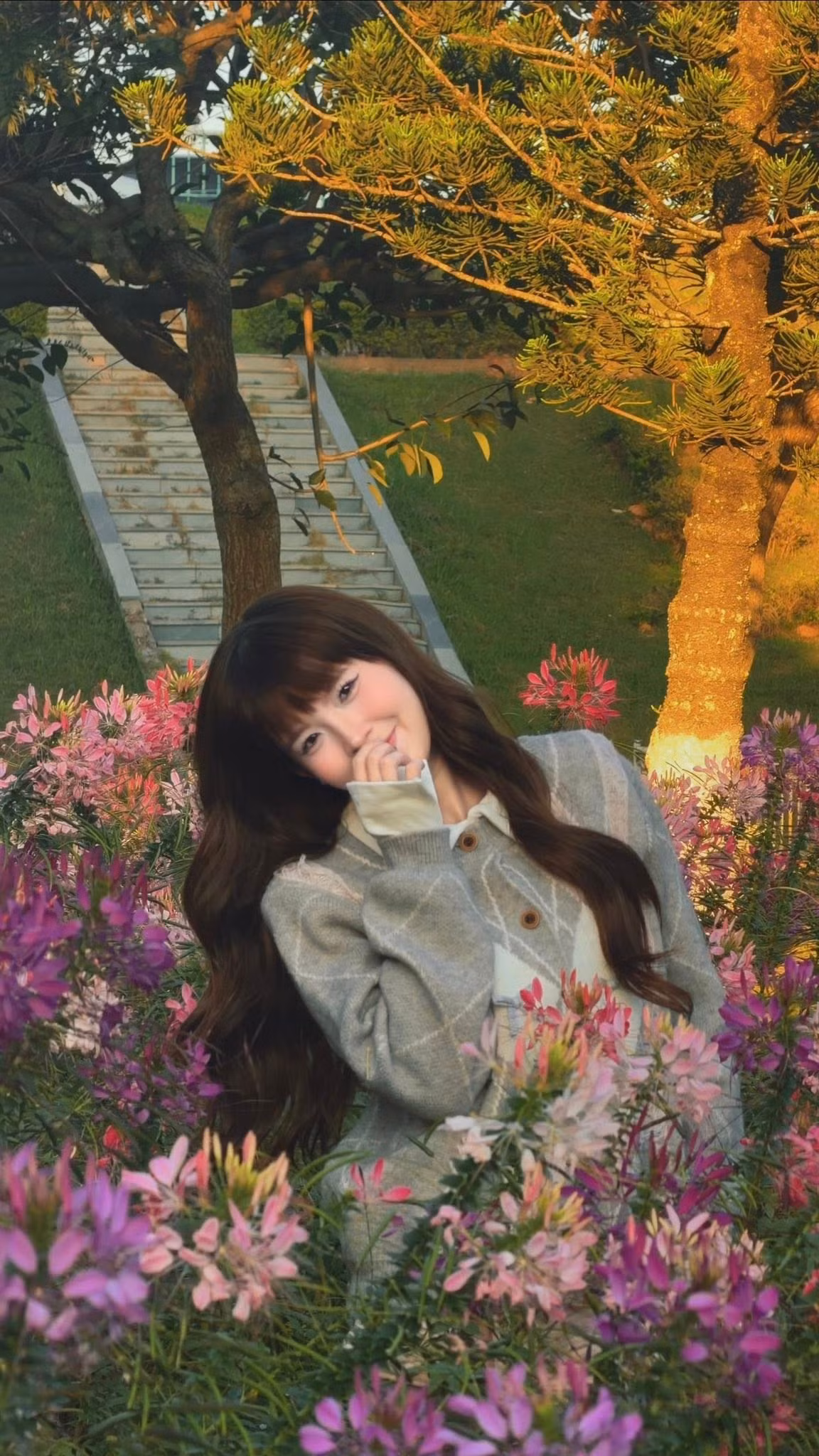 Trong loạt ảnh được chia sẻ, Thúy Kiều diện trang phục tông xám – kem tối giản, nổi bật giữa khung cảnh ngập tràn hoa lá rực rỡ.